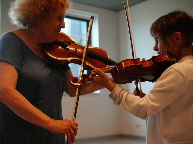 Jong en oud maken muziek